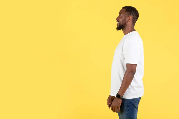 Side View Shot Black Millennial Guy Standing Smiling Looking Aside — Φωτογραφία Αρχείου