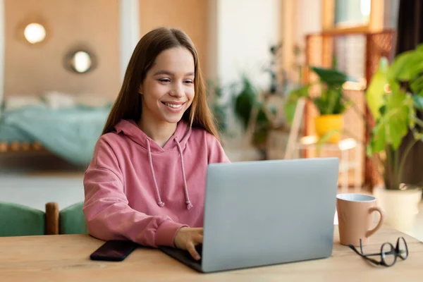 Distance Education Concept Happy Teen Girl Sitting Desk Using Laptop — Foto de Stock