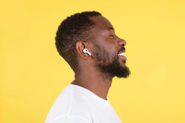 Happy African American Man Listening Music Wearing Earbuds Earphones Posing — Fotografia de Stock