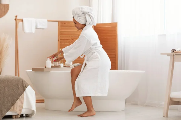 Bodycare Cosmetics Happy Black Lady Using Liquid Soap Body Lotion — 스톡 사진