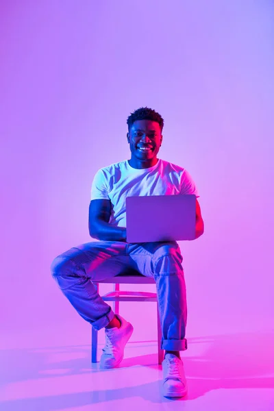 Full Length Happy Millennial Black Guy Laptop Sitting Chair Studying — Zdjęcie stockowe