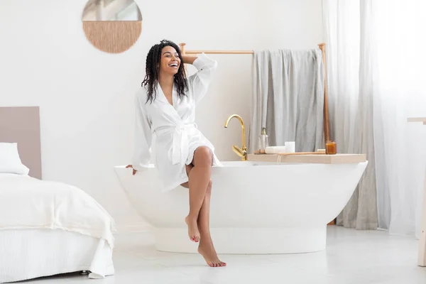 Wellness Concept Beautiful Black Woman Wearing Bathrobe Sitting Bathtub Room — 图库照片