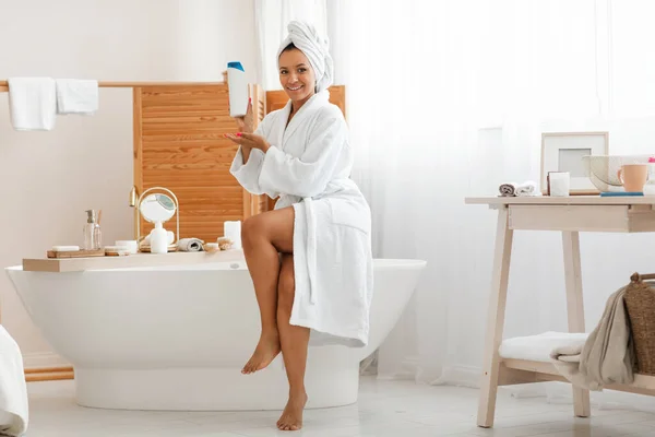 Black Woman Showing Shampoo Bottle Advertising Skincare Bodycare Cosmetics Products — 图库照片