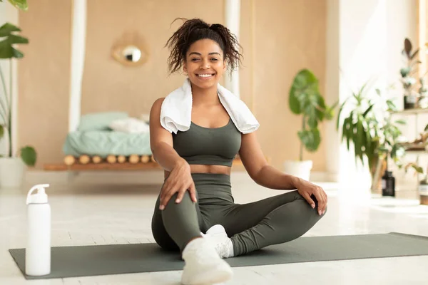 Domestic Train Concept Fit Black Lady Exercising Home Taking Break — Foto Stock