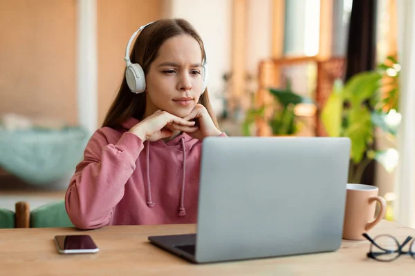 Education Online Lessons Concept Focused Teen Girl Headset Looking Laptop — Stockfoto
