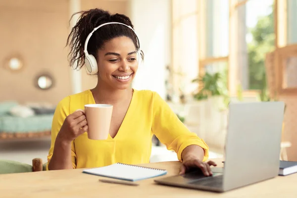 Happy African American Woman Drinking Coffee Working Laptop Computer Wearing — Stockfoto