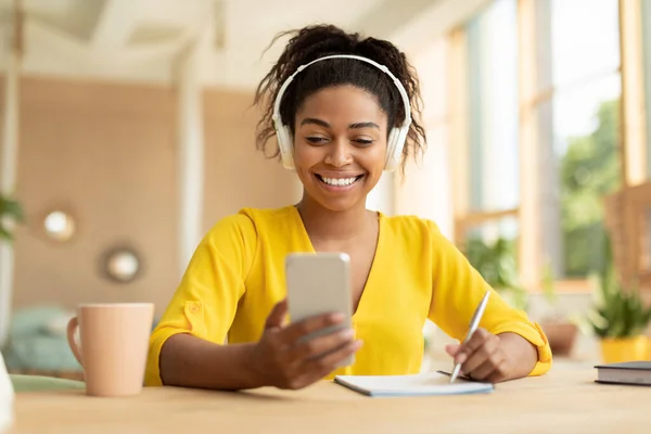 Remote Learning Cheerful Black Lady Wireless Headphones Sitting Desk Using — Stockfoto