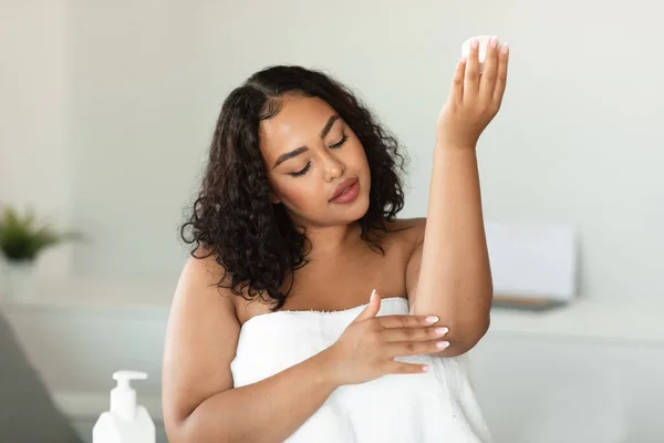 Young Black Size Woman Towel Applying Soothing Cream Elbow Moisturizing — Foto de Stock