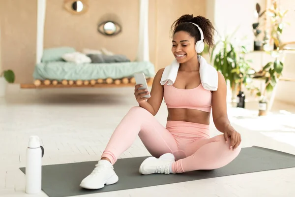 Positive Fit Black Woman Towel Shoulders Wireless Headphones Sitting Fitness — Stockfoto