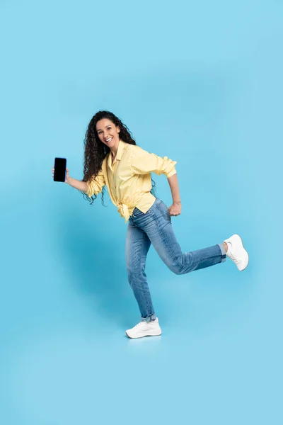 Cheerful Arabic Woman Showing Phone Blank Screen Advertising Mobile Application — Stok fotoğraf