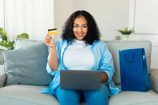 Online Shopping Happy Black Female Laptop Credit Card Smiling Camera — Stok fotoğraf