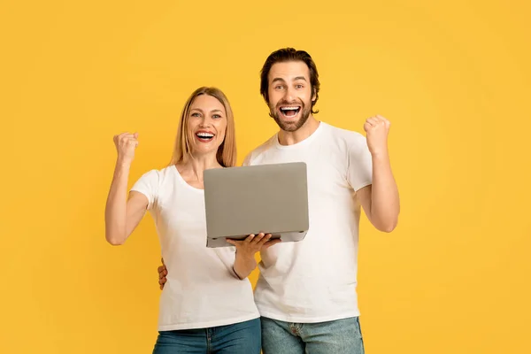 Smiling Glad Millennial Caucasian Guy Lady White Shirts Hold Laptop — Φωτογραφία Αρχείου