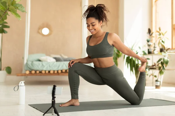 African American Female Fitness Blogger Shooting Online Video Fitness Tutorials — Stockfoto