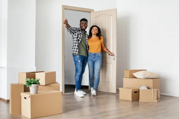 Real Estate Ownership African American Husband Wife Entering New House — Stock Fotó