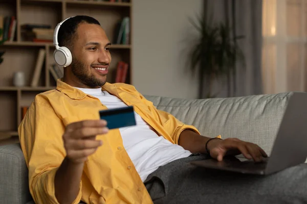 Distance Shopping Concept Cheery Young Black Guy Laptop Credit Card —  Fotos de Stock