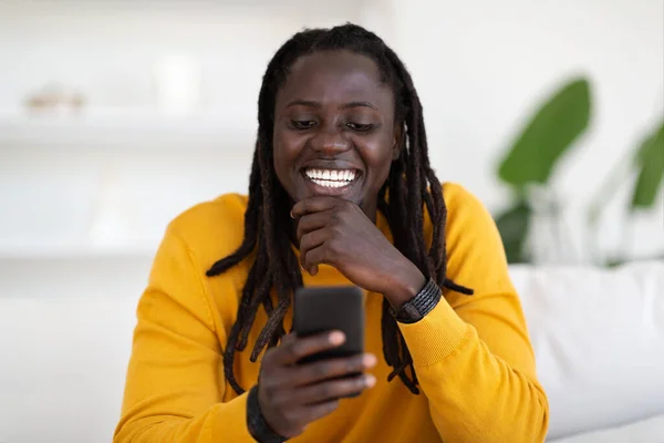 Online Communication Portrait Cheerful African American Guy Using Smartphone Home —  Fotos de Stock