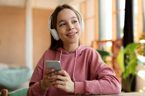 Modern Teens Lifestyle Dreamy Digital Native Girl Using Cellphone Wearing — Stok fotoğraf