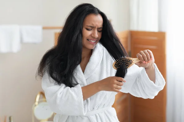 Unhappy Black Lady Brushing Detangling Long Hair Hairbrush Having Problem — Stok Foto
