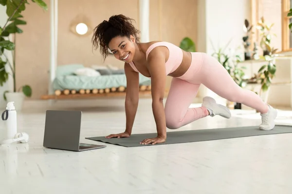 Domestic Training Concept Happy Fit Black Lady Doing Cross Body — Stockfoto