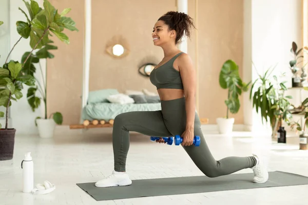Strength Training Concept Sporty African American Woman Doing Lunges Exercise — Stockfoto