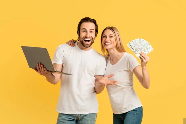 Glad Happy Surprised Millennial Caucasian Family White Shirts Hold Laptop — Foto de Stock