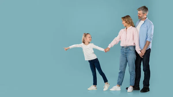 Family Offer Little Daughter Pointing Finger Aside Copy Space Posing — Foto de Stock