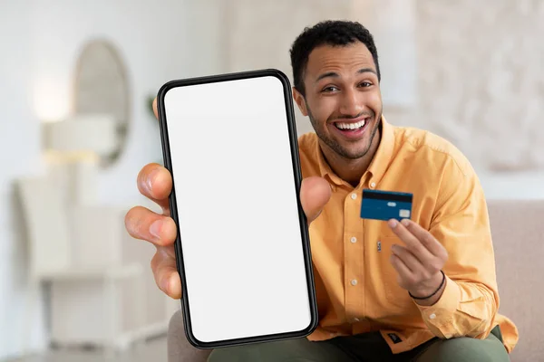 Online Shopping App Excited Black Man Showing Credit Card Blank — ストック写真