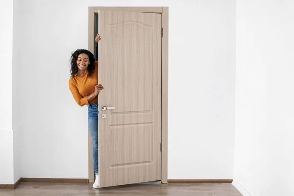 Cheerful African American Lady Posing Opened Entry Door Apartment Looking — Foto de Stock
