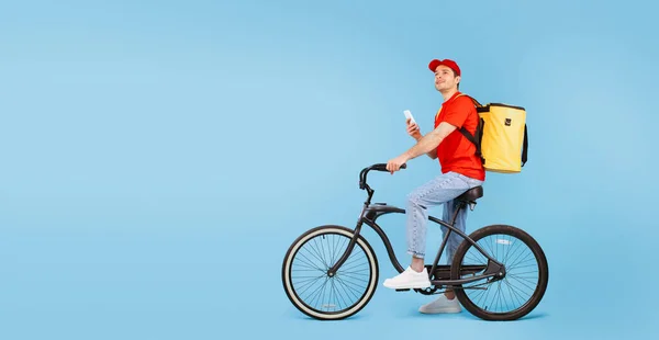 Courier Guy Bike Using Smartphone Delivering Meal Backpack Bag Riding — Fotografia de Stock