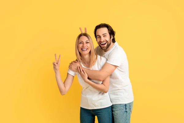 Cheerful Funny Millennial Caucasian Woman Man White Shirts Have Fun — Photo