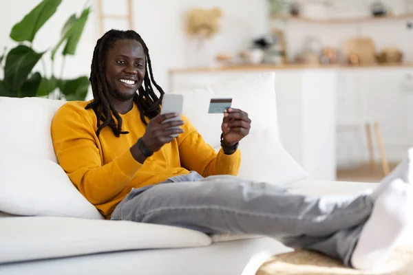 Online Shopping Happy Young Black Man Using Smartphone Credit Card —  Fotos de Stock