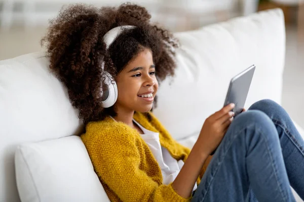 Happy Black Child Enjoying Newest Mobile Game Cute African American — ストック写真