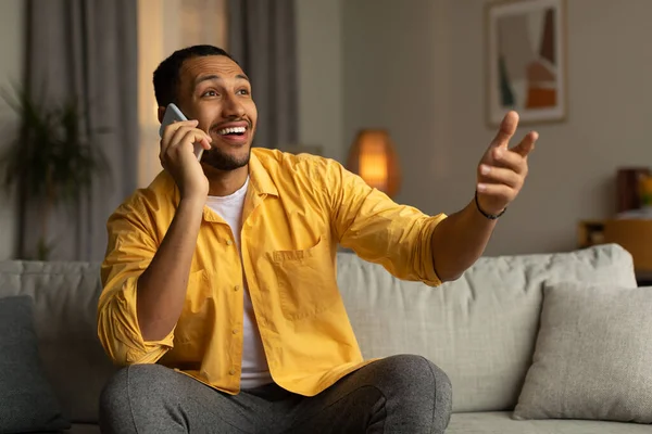 Excited Young African American Guy Communicating Cellphone Sitting Couch Home — ストック写真