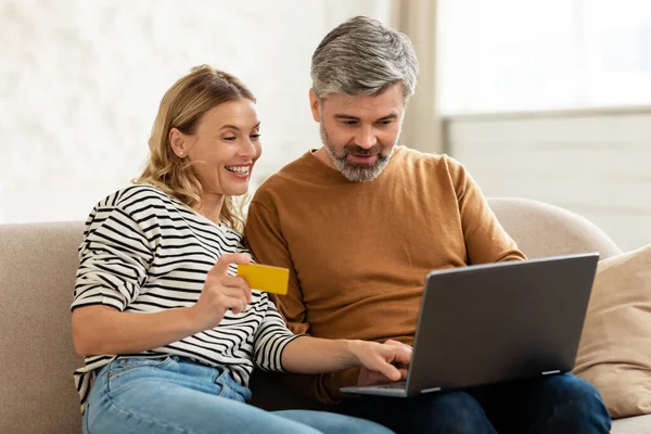 Happy Married Couple Shopping Online Using Credit Card Laptop Computer — Stockfoto