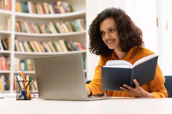 Remote Education Concept Smiling Mixed Race Lady Sitting Library Using — Φωτογραφία Αρχείου