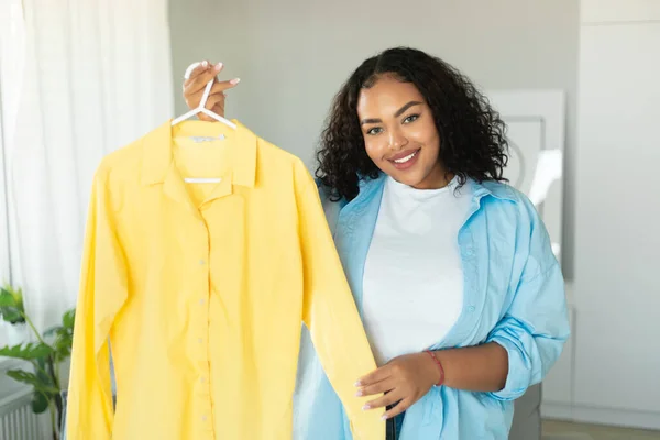Shopping Style Happy Black Female Shopaholic Holding Hanger Shirt Showing — 스톡 사진