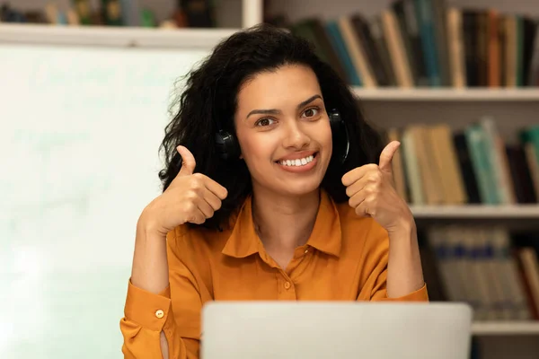 Online Teacher Happy Mixed Race Female Tutor Headphones Showing Thumbs — Stockfoto