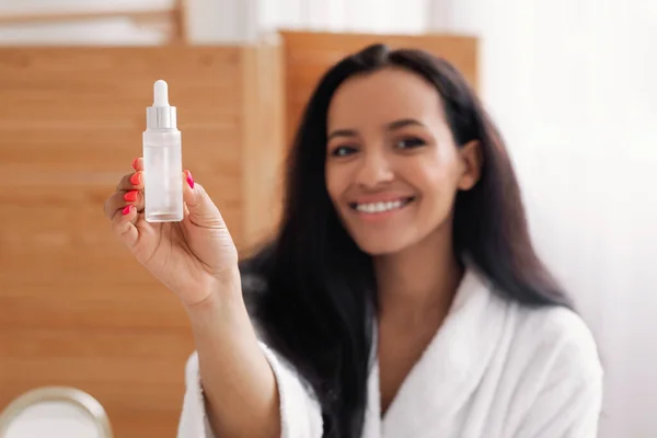 Cheerful Black Woman Showing Serum Bottle Smiling Camera Advertising Facial — Stok Foto