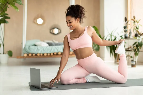 Fitness Online Fit Black Woman Stretching Home Sitting Yoga Mat — Foto de Stock
