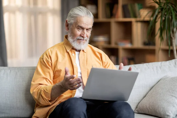 Cheerful Bearded Senior Man Casual Outfit Sitting Couch Home Having — Φωτογραφία Αρχείου