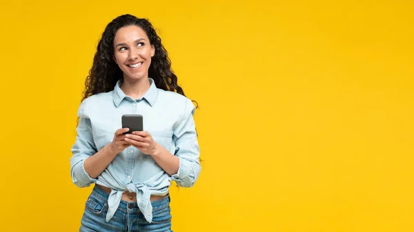 Cheerful Arabic Woman Using Mobile Phone Browsing Internet Texting Standing — Stock Fotó