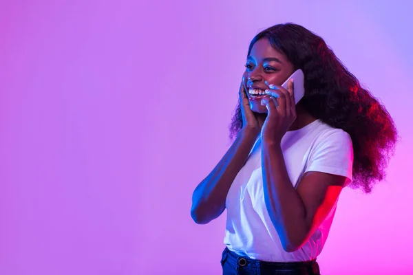 Charming Young Black Woman Speaking Cellphone Having Phone Conversation Neon — Stock fotografie