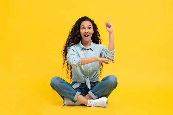 Excited Middle Eastern Female Having Idea Pointing Finger Smiling Camera — Stockfoto