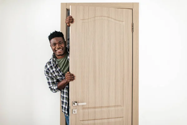 Positive Black Guy Smiling Camera Opening Entry Door New House — Stockfoto