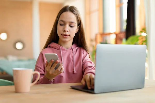 Modern Teens Lifestyle Teenager Girl Texting Cellphone While Doing Homework — стоковое фото