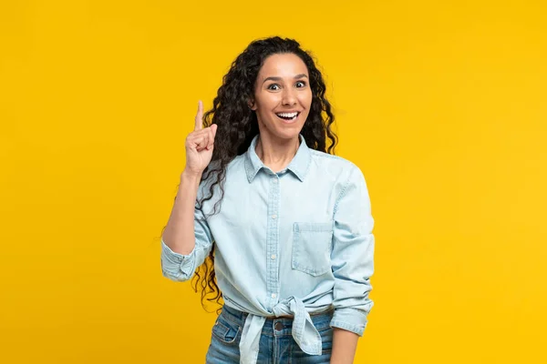 Great Idea Cheerful Middle Eastern Woman Pointing Finger Smiling Camera — Stockfoto