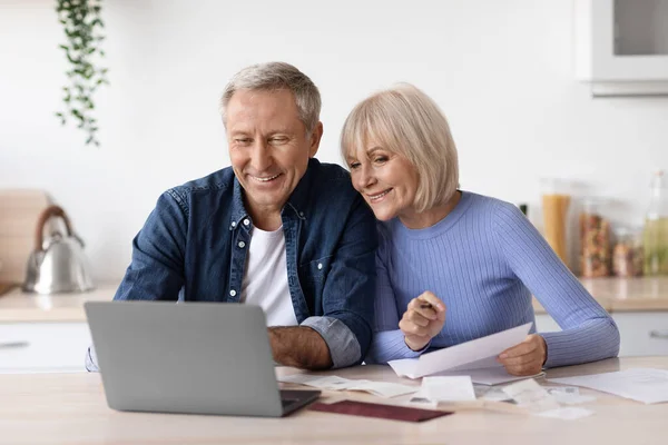 Happy Couple Pensioners Senior Husband Wife Sittting Front Computer Kitchen —  Fotos de Stock