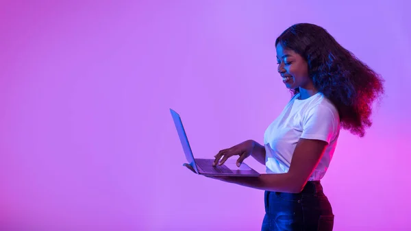Happy Young Black Lady Using Modern Laptop Studying Remotely Having — 스톡 사진