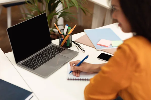 Online Class Concept Black Female Student Writing Notebook Taking Notes — Fotografia de Stock