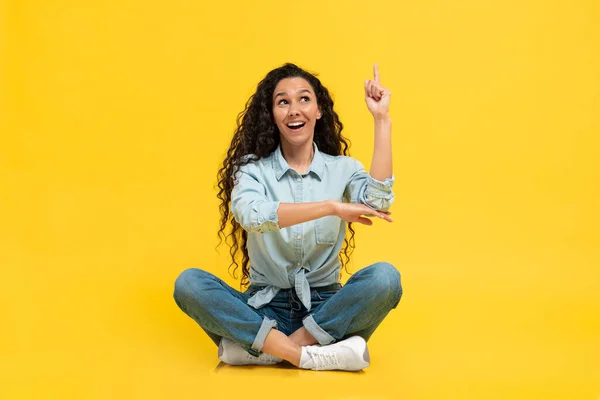 Inspiration Excited Arabic Woman Pointing Finger Having Great Idea Smiling — 스톡 사진